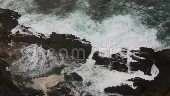 野生大西洋海水撞击爱尔兰悬崖从上面俯瞰视频的预览图