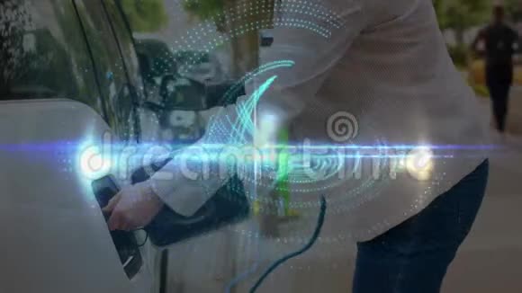 为一辆电动汽车充电的女人用扫描范围视频的预览图