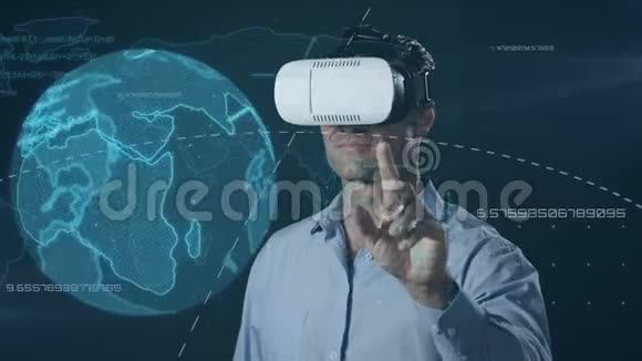 使用虚拟现实耳机和数字地球仪的人视频的预览图