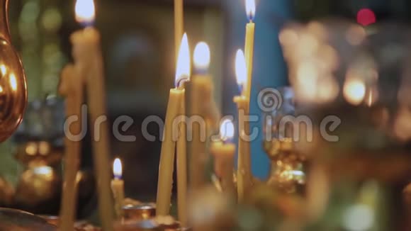 教堂烛台上的蜡烛宗教节日视频的预览图