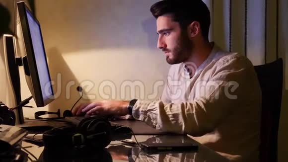 家庭工人坐在书桌上使用触摸屏电脑视频的预览图