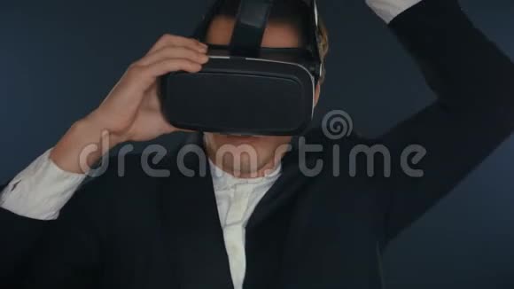 年轻商人在黑色房间里使用虚拟现实眼镜视频的预览图