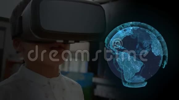 使用虚拟现实耳机和数字地球仪的男孩视频的预览图
