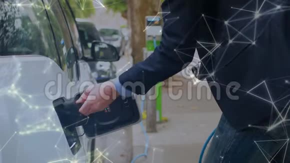 为一辆电动汽车充电的人通过网络移动视频的预览图