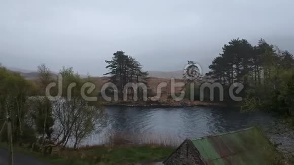 爱尔兰浪漫湖空中飞行镜头视频的预览图