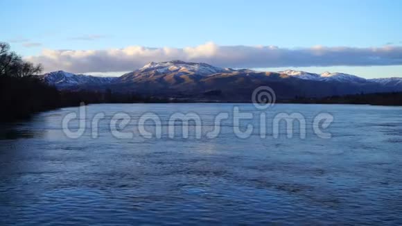 哥伦比亚河在雪覆盖岭下流动华盛顿视频的预览图