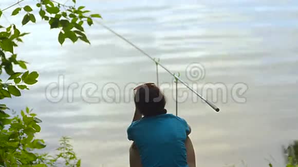 学生女渔夫正在河边湖边钓鱼视频的预览图