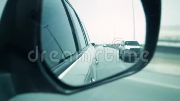 汽车侧面后视镜特写镜头库存在高速公路后面行驶的汽车的侧视镜视频的预览图