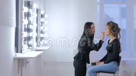 专业化妆师在女人脸上化妆视频的预览图