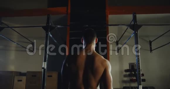 匿名运动员训练背部肌肉视频的预览图