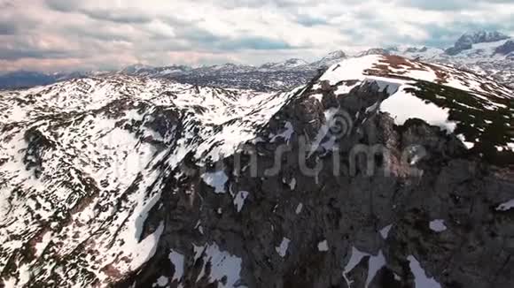 带岩石的雪山空中全景在地平线上有许多滑雪的山奥贝特拉恩奥地利视频的预览图