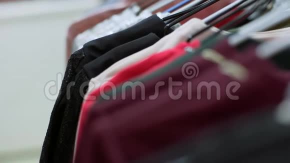 在商店服装店出售衣服衣服在商店出售视频的预览图