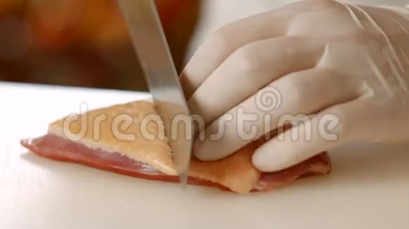 刀在肉上切肉视频的预览图