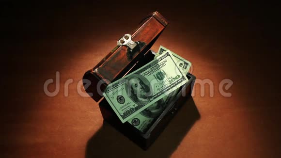 破产通货膨胀金融危机最后的钱从旧箱子里飞了出来100美元钞票艺术的黑暗背景视频的预览图