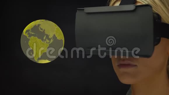 数字黄色地球仪和使用虚拟现实耳机的女性视频的预览图