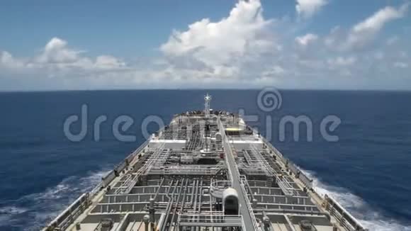 油船在海上航行视频的预览图