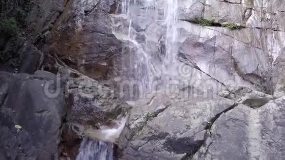 泰国苏梅岛宗饶瀑布的鸟瞰图视频的预览图
