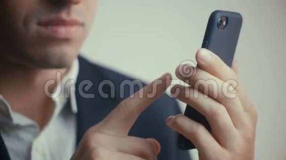 穿西装的商人正在使用智能手机孤立于白色背景视频的预览图