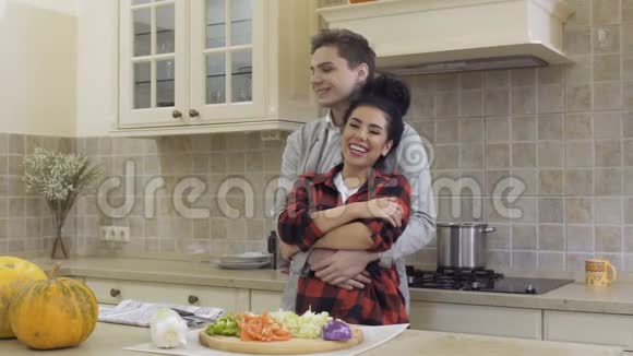 相爱幸福夫妻在厨房拥抱视频的预览图