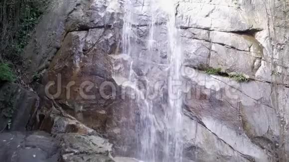 泰国苏梅岛宗饶瀑布的鸟瞰图视频的预览图