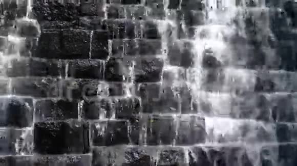 一个磨房墙上的水流视频的预览图
