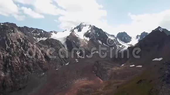 雪山库存带雪帽的山景蓝天美丽的自然景观视频的预览图