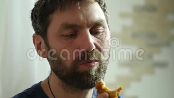 人们吃快餐鸡块和翅膀喝汽水很垃圾的食物慢动作视频的预览图