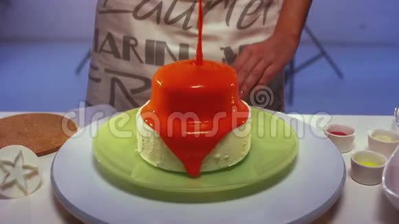 小圆形双层蛋糕被橙色奶油覆盖视频的预览图