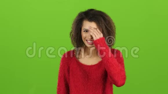 穿红毛衣的美国黑人女人传染性的笑声绿色的屏幕视频的预览图