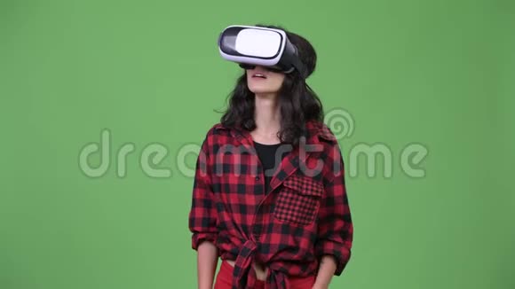 年轻漂亮的女商人用虚拟现实耳机视频的预览图