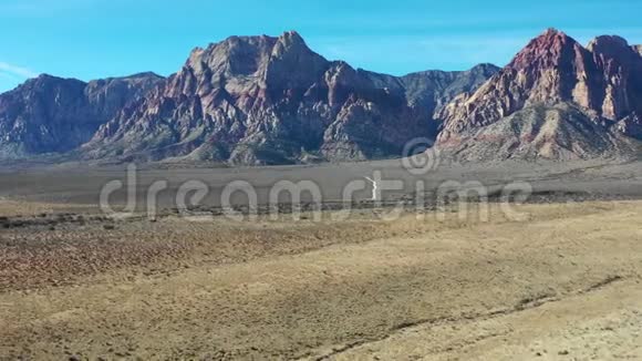 红岩峡谷沙漠和山脉空中足迹视频的预览图