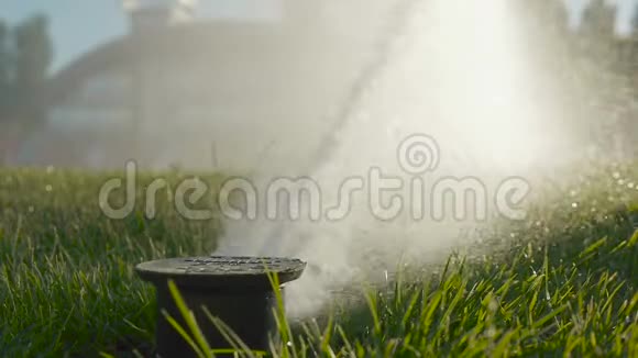 浇灌绿色足球场或草坪一股水流溅在绿草上视频的预览图