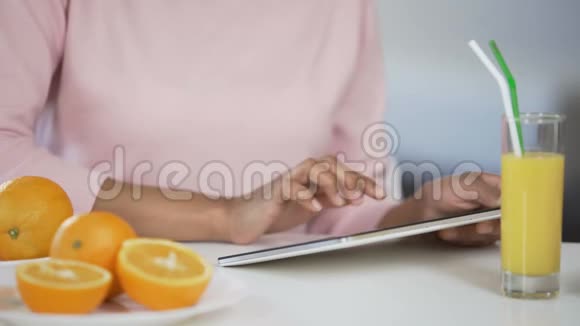 女人在桌上用橘子药片寻找营养饮食维生素视频的预览图