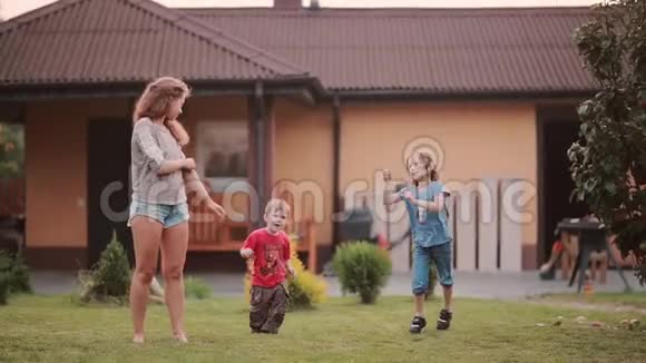 弟弟妹妹跟着姐姐重复夏天一家人在后院跳舞视频的预览图