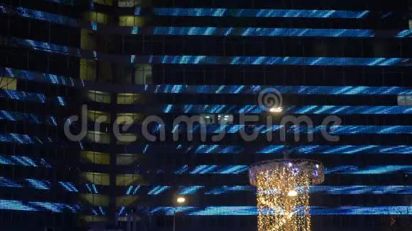 美丽的蓝光照在大楼上节日装饰视频的预览图