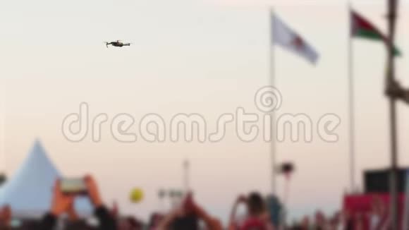 四架直升机飞过人群拍摄音乐音乐会视频的预览图
