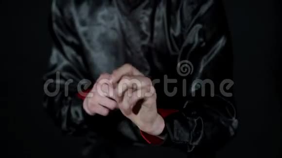 那枚硬币从魔术师手中消失了他手中冒出了烟视频的预览图