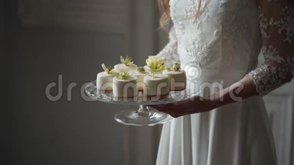 女人拿着蛋糕在盘子里视频的预览图