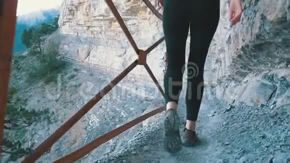在石山小径上漫步的旅行者女性徒步旅行慢动作视频的预览图