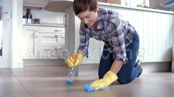 女人打扫地面视频的预览图