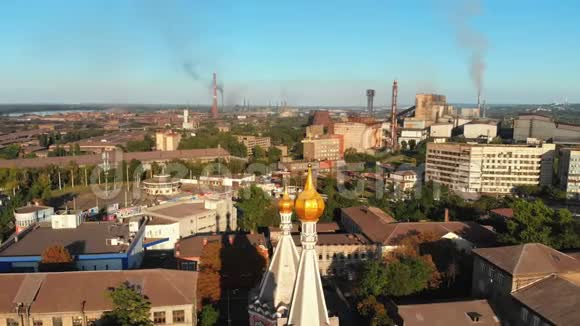 位于灰色工业城的乌克兰基督教教堂的空中景观视频的预览图