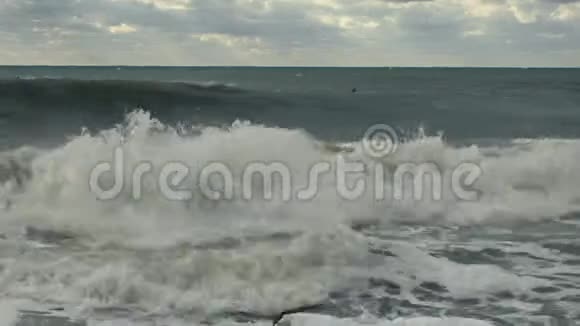 在靠近海岸的暴风雨中冲浪视频的预览图