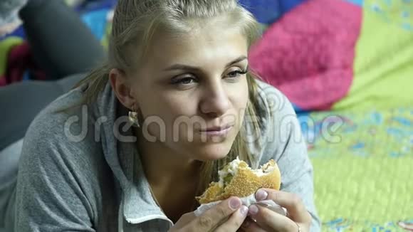 贴身女人吃垃圾食品非常享受女孩吃薯条慢动作视频的预览图