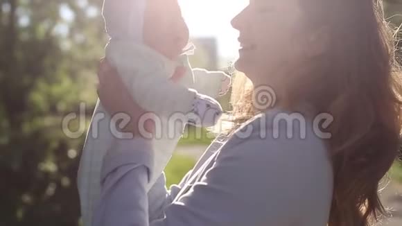 妈妈照顾可爱的刚出生的女儿一边微笑视频的预览图