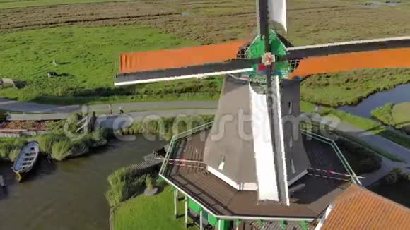 荷兰农村的旋转磨坊视频的预览图