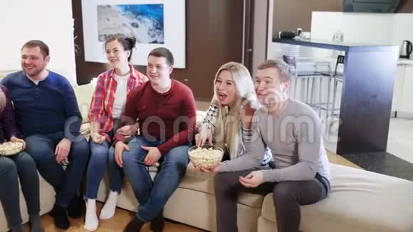 一群朋友坐在沙发上看电视大笑视频的预览图