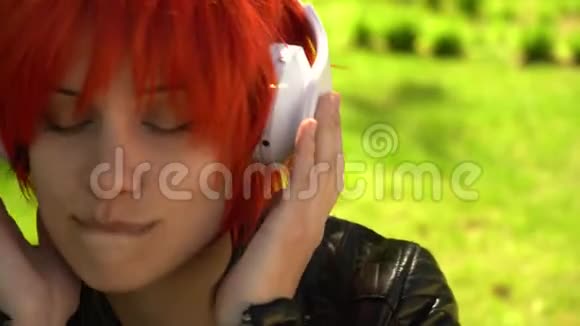 红头发的女孩听音乐视频的预览图