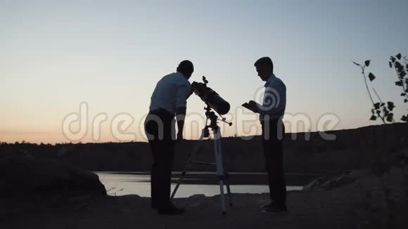 人们用望远镜探索太空视频的预览图