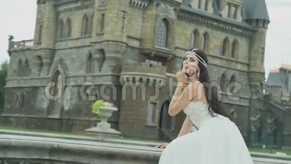 新娘坐在城堡附近视频的预览图