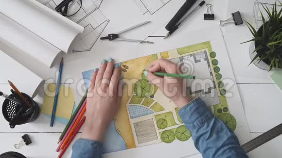 从事园林设计计划的园林建筑师视频的预览图